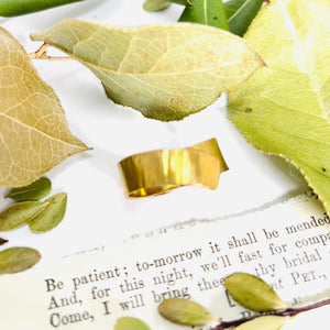 “BRASS CROSSOVER”~Hammered Bold Brass Crossover Design Band Ring